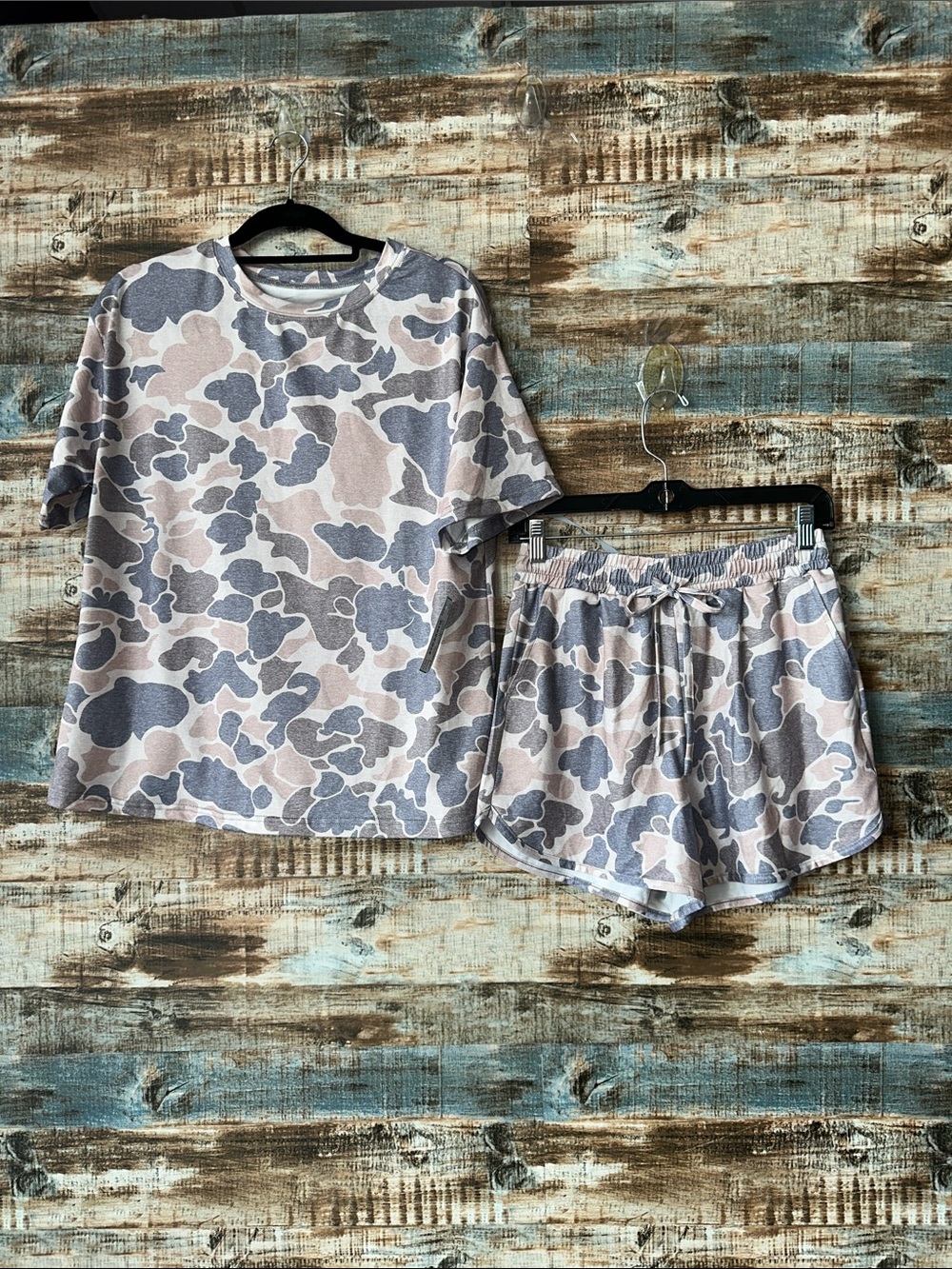 Women's Two-Piece Lounge Set - Neutral Camo Print
Apparella